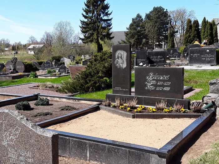 Petro ir Stefos Bekerių kapas Biržų m. Liepų g. kapinėse, 2021 m.